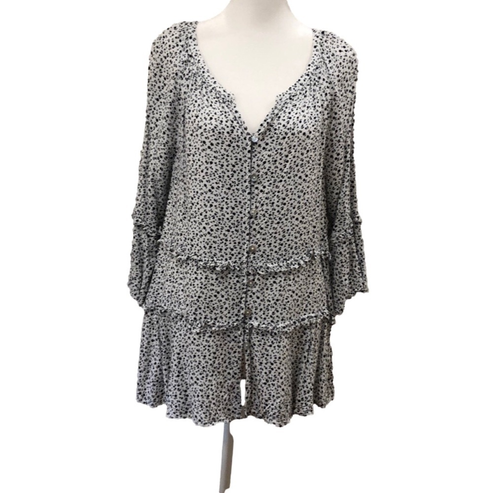 Beachlunchlounge tiered ruffled button front top with bell sleeves. Size M.